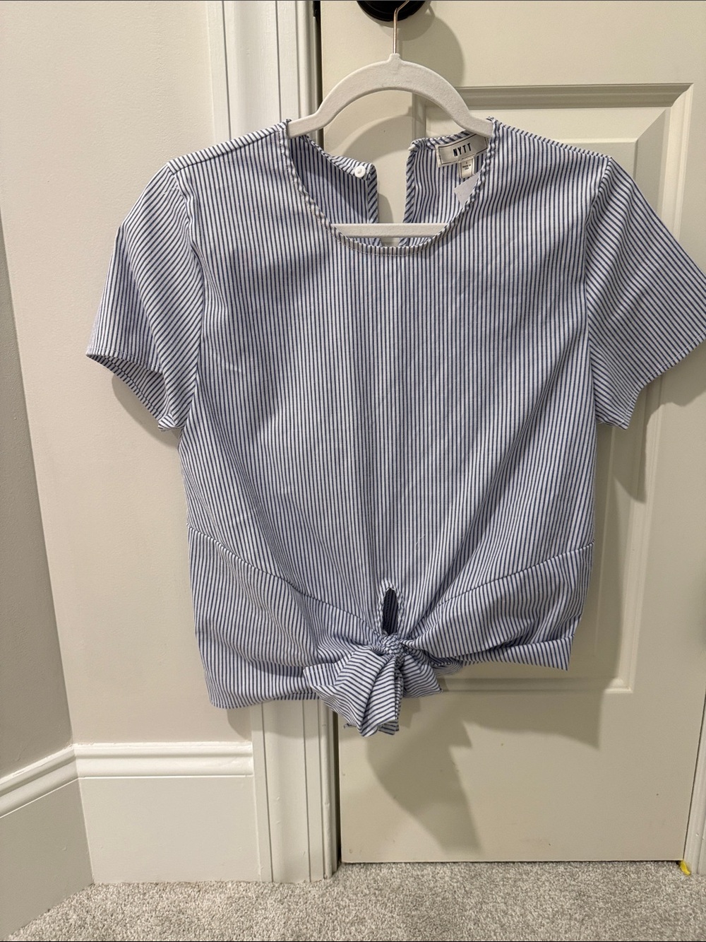NYTT Blue and White Striped Knot-Front Short Sleeve Top